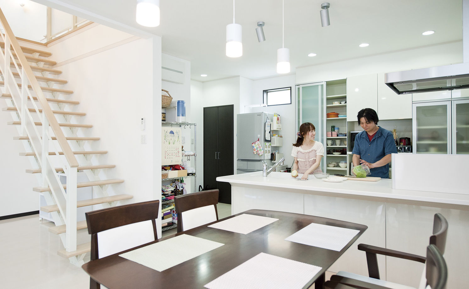 アサヒグローバルホーム 【2000万円台/間取り/二世帯住宅/スタイリッシュ外観】こだわりの吹抜けの階段　仲良く暮らせる二世帯住宅の建築実例画像4