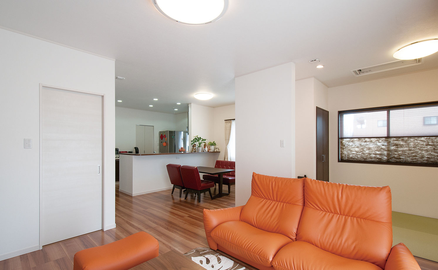 アサヒグローバルホーム 【1000万円台/間取り/ガレージハウス/回遊導線】玄関から続くインナーガレージで趣味の愛車を眺められる家の建築実例画像3