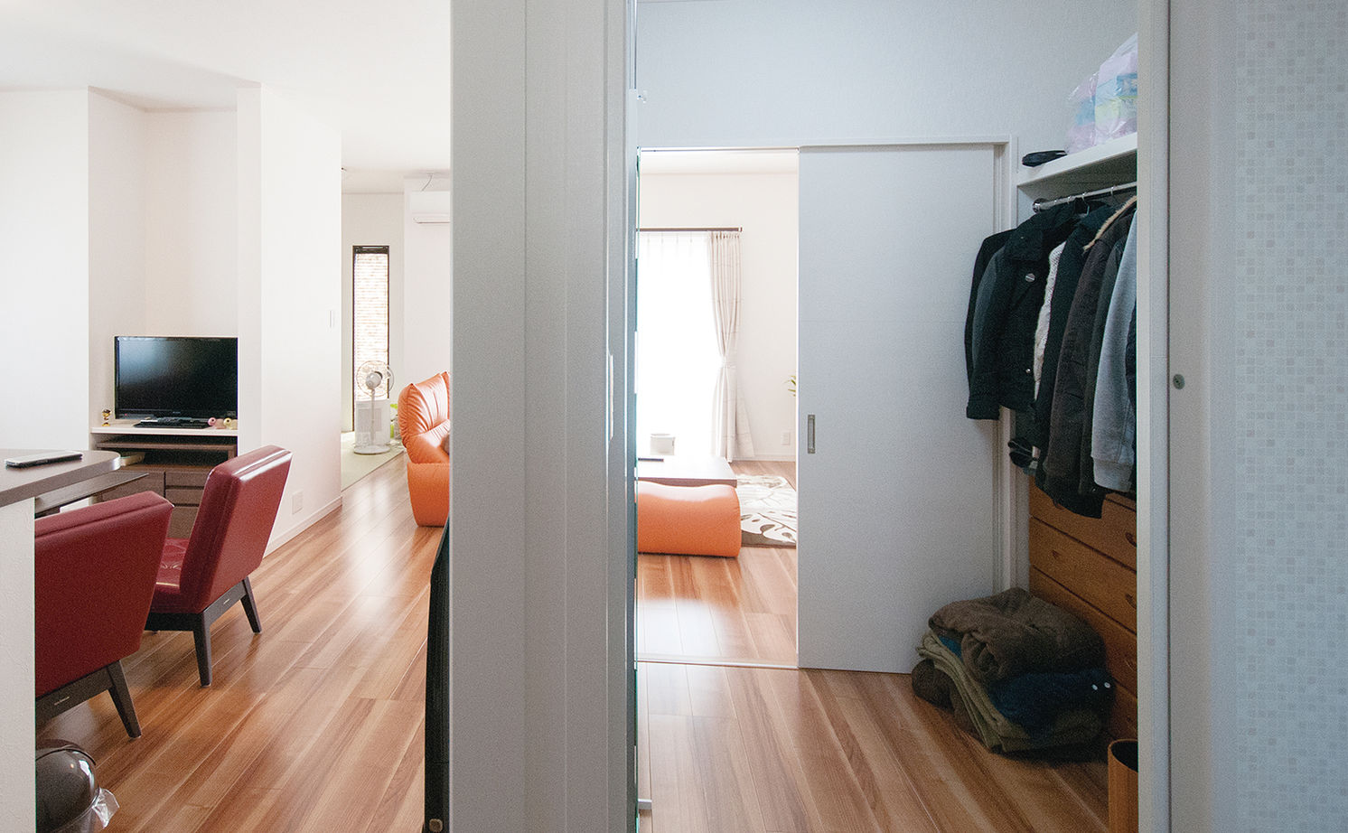 アサヒグローバルホーム 【1000万円台/間取り/ガレージハウス/回遊導線】玄関から続くインナーガレージで趣味の愛車を眺められる家の建築実例画像6