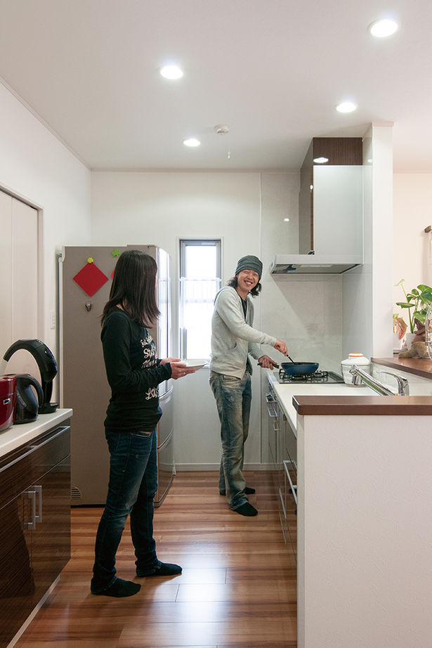 アサヒグローバルホーム 【1000万円台/間取り/ガレージハウス/回遊導線】玄関から続くインナーガレージで趣味の愛車を眺められる家の建築実例画像7