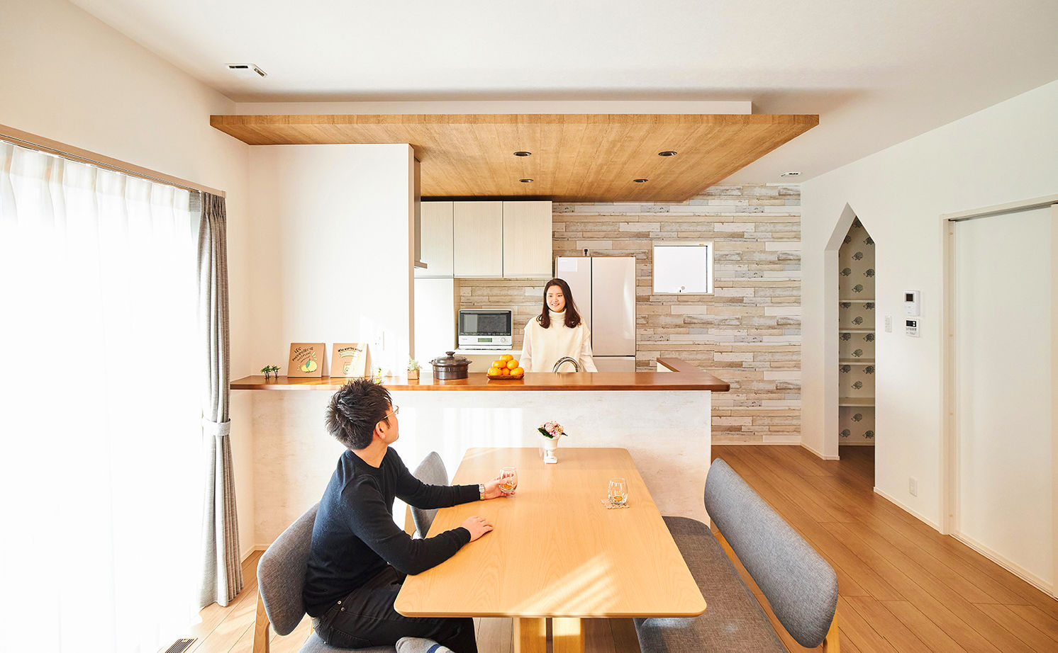 アサヒグローバルホーム 【1000万円台/間取り/30坪台/家事動線/サンルーム】コストを工夫し予算内でこだわり尽くすホテルライクな家の建築実例画像1