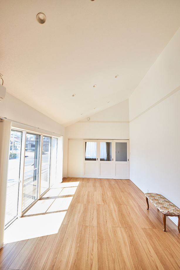 アサヒグローバルホーム 【1000万円台/間取り/平屋/アンティーク外観】ピアノ教室を併設 カフェ風の明るいリビングで楽しくレッスンの建築実例画像3