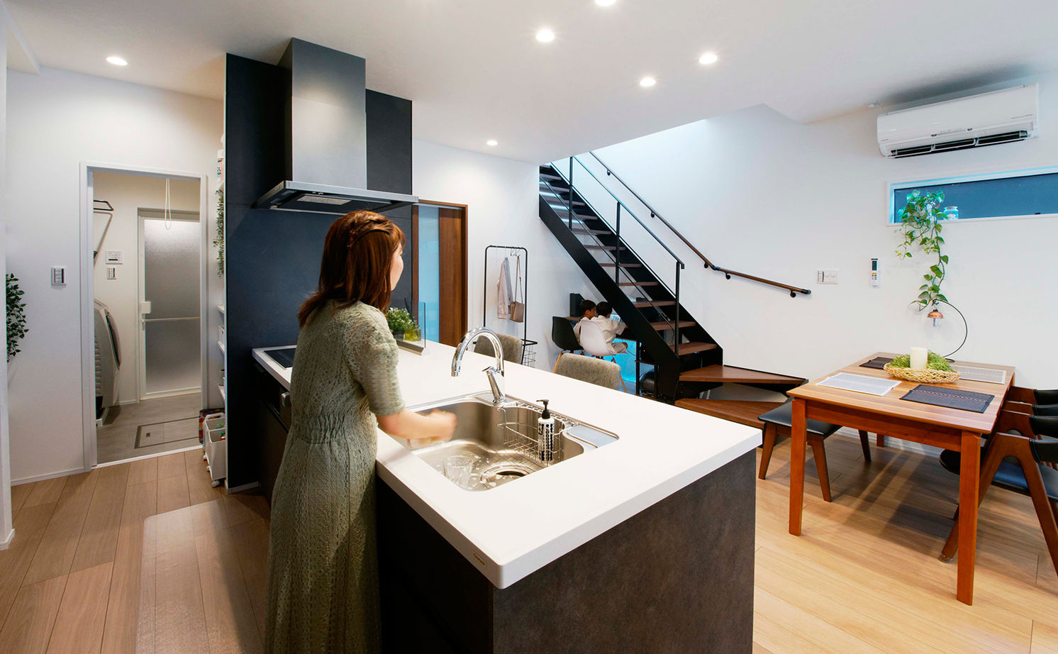 アサヒグローバルホーム 【1000万円台/間取り/30坪台/デッキ】グレイッシュモダンなリビングに家族が集う。吹抜け×オープン階段の家の建築実例画像1