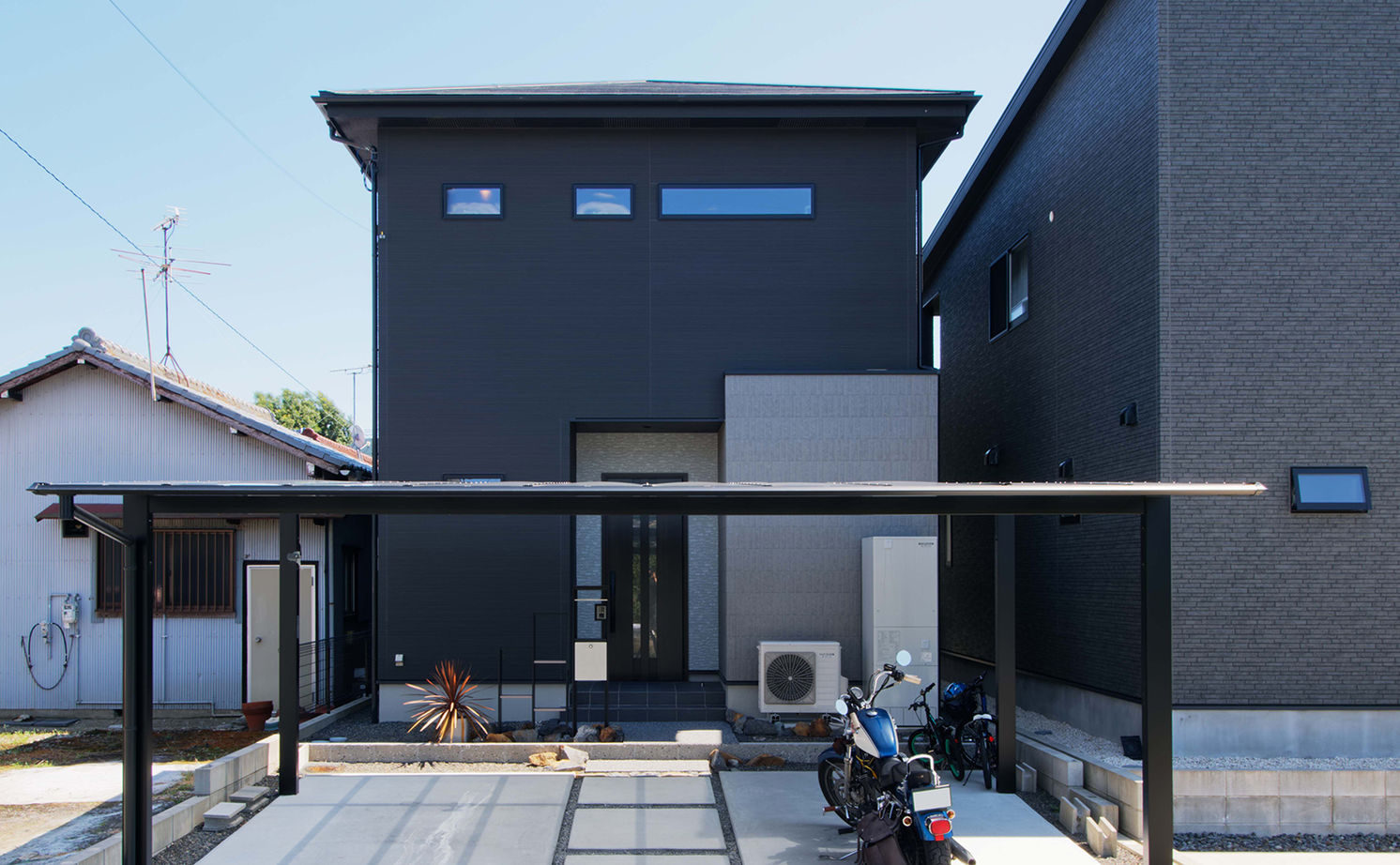 アサヒグローバルホーム 【1000万円台/間取り/30坪台/デッキ】グレイッシュモダンなリビングに家族が集う。吹抜け×オープン階段の家の建築実例画像2