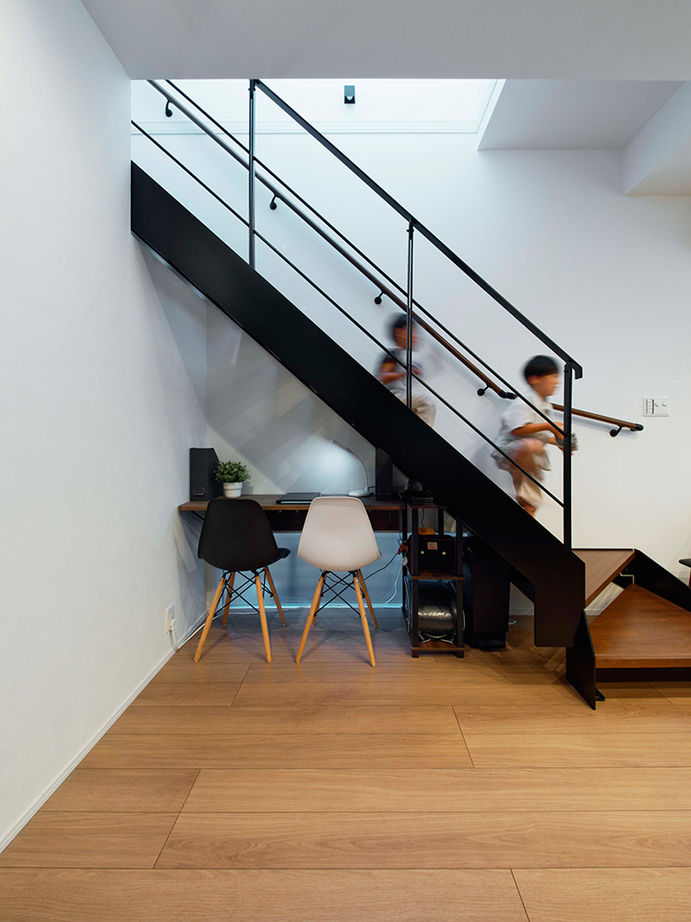 アサヒグローバルホーム 【1000万円台/間取り/30坪台/デッキ】グレイッシュモダンなリビングに家族が集う。吹抜け×オープン階段の家の建築実例画像3