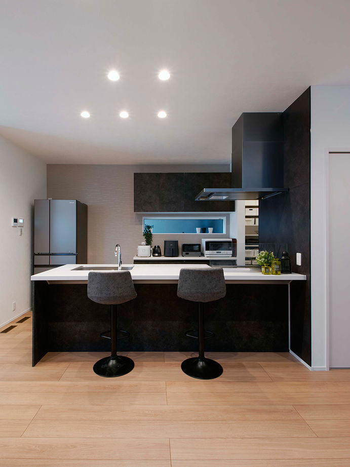 アサヒグローバルホーム 【1000万円台/間取り/30坪台/デッキ】グレイッシュモダンなリビングに家族が集う。吹抜け×オープン階段の家の建築実例画像4