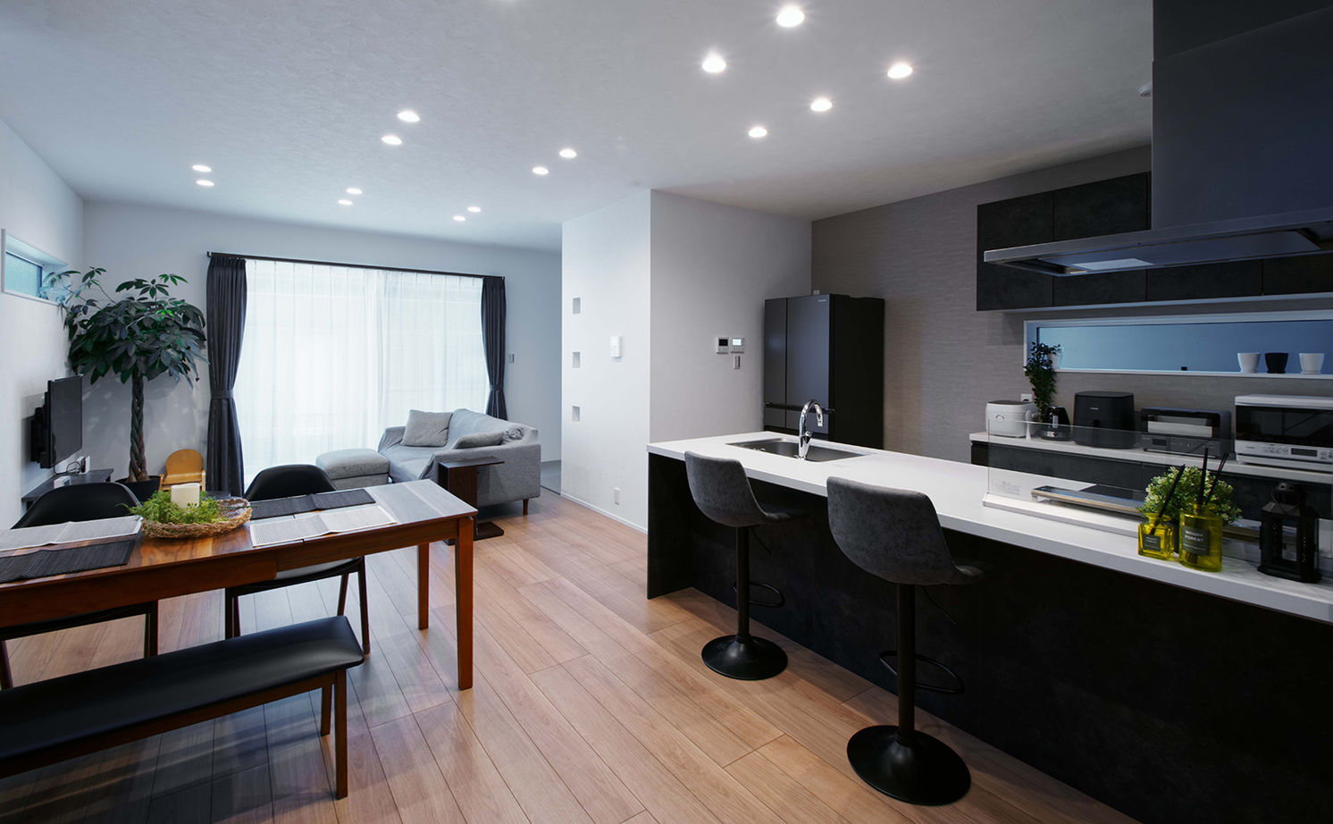 アサヒグローバルホーム 【1000万円台/間取り/30坪台/デッキ】グレイッシュモダンなリビングに家族が集う。吹抜け×オープン階段の家の建築実例画像5