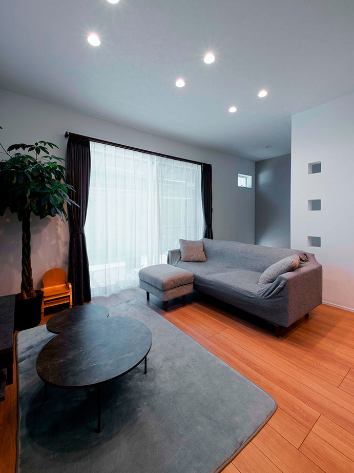 アサヒグローバルホーム 【1000万円台/間取り/30坪台/デッキ】グレイッシュモダンなリビングに家族が集う。吹抜け×オープン階段の家の建築実例画像6