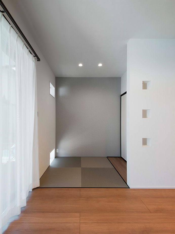 アサヒグローバルホーム 【1000万円台/間取り/30坪台/デッキ】グレイッシュモダンなリビングに家族が集う。吹抜け×オープン階段の家の建築実例画像7