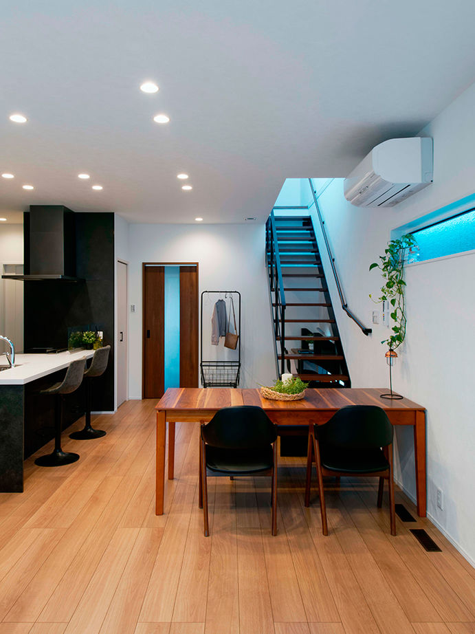 アサヒグローバルホーム 【1000万円台/間取り/30坪台/デッキ】グレイッシュモダンなリビングに家族が集う。吹抜け×オープン階段の家の建築実例画像8