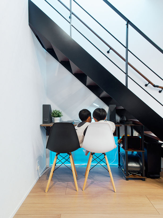 アサヒグローバルホーム 【1000万円台/間取り/30坪台/デッキ】グレイッシュモダンなリビングに家族が集う。吹抜け×オープン階段の家の建築実例画像9