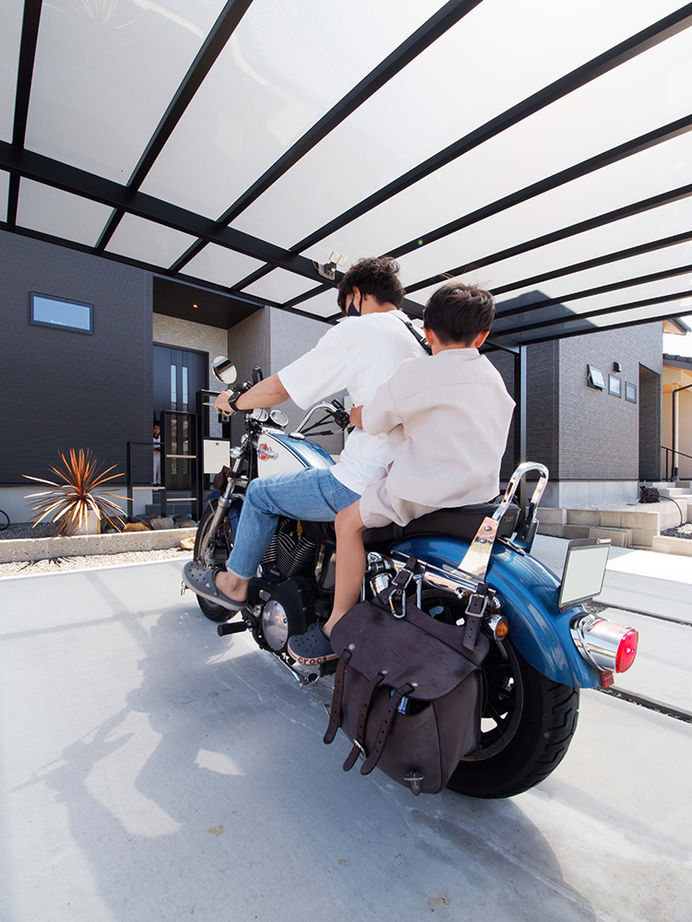 アサヒグローバルホーム 【1000万円台/間取り/30坪台/デッキ】グレイッシュモダンなリビングに家族が集う。吹抜け×オープン階段の家の建築実例画像11