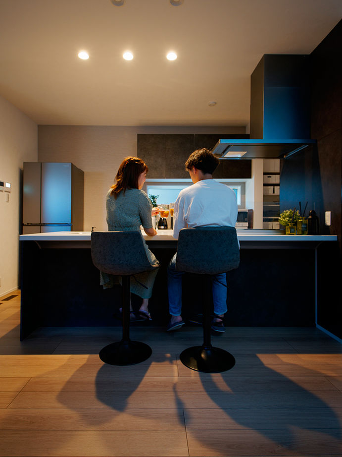 アサヒグローバルホーム 【1000万円台/間取り/30坪台/デッキ】グレイッシュモダンなリビングに家族が集う。吹抜け×オープン階段の家の建築実例画像12