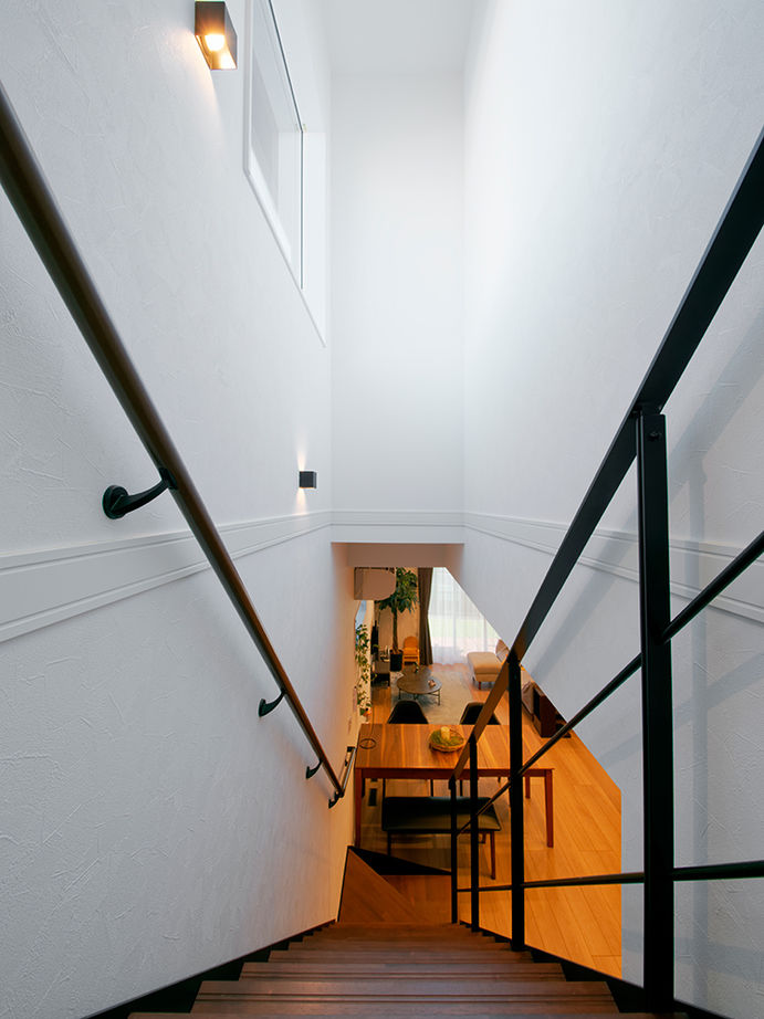 アサヒグローバルホーム 【1000万円台/間取り/30坪台/デッキ】グレイッシュモダンなリビングに家族が集う。吹抜け×オープン階段の家の建築実例画像13