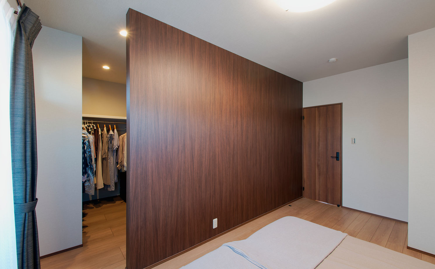 アサヒグローバルホーム 【1000万円台/間取り/30坪台/デッキ】グレイッシュモダンなリビングに家族が集う。吹抜け×オープン階段の家の建築実例画像14