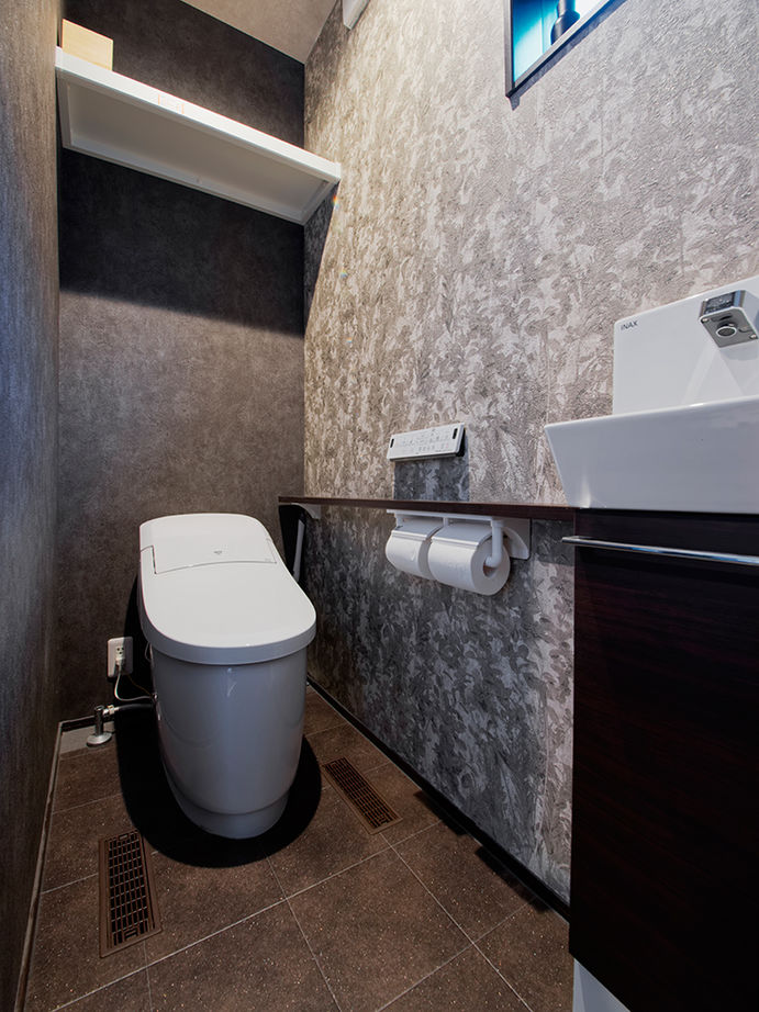 アサヒグローバルホーム 【1000万円台/間取り/30坪台/デッキ】グレイッシュモダンなリビングに家族が集う。吹抜け×オープン階段の家の建築実例画像15