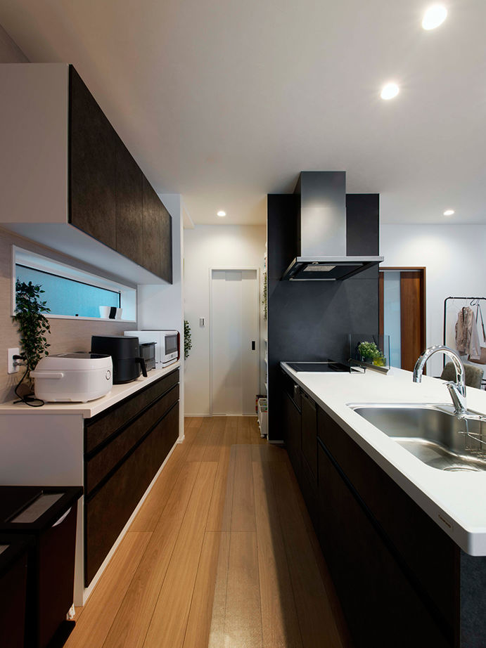 アサヒグローバルホーム 【1000万円台/間取り/30坪台/デッキ】グレイッシュモダンなリビングに家族が集う。吹抜け×オープン階段の家の建築実例画像17