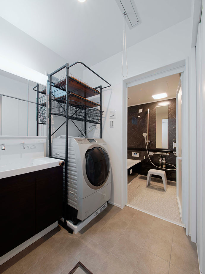 アサヒグローバルホーム 【1000万円台/間取り/30坪台/デッキ】グレイッシュモダンなリビングに家族が集う。吹抜け×オープン階段の家の建築実例画像18