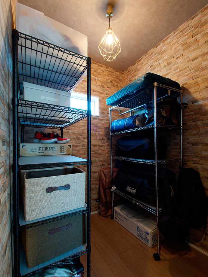 アサヒグローバルホーム 【1000万円台/間取り/30坪台/デッキ】グレイッシュモダンなリビングに家族が集う。吹抜け×オープン階段の家の建築実例画像19