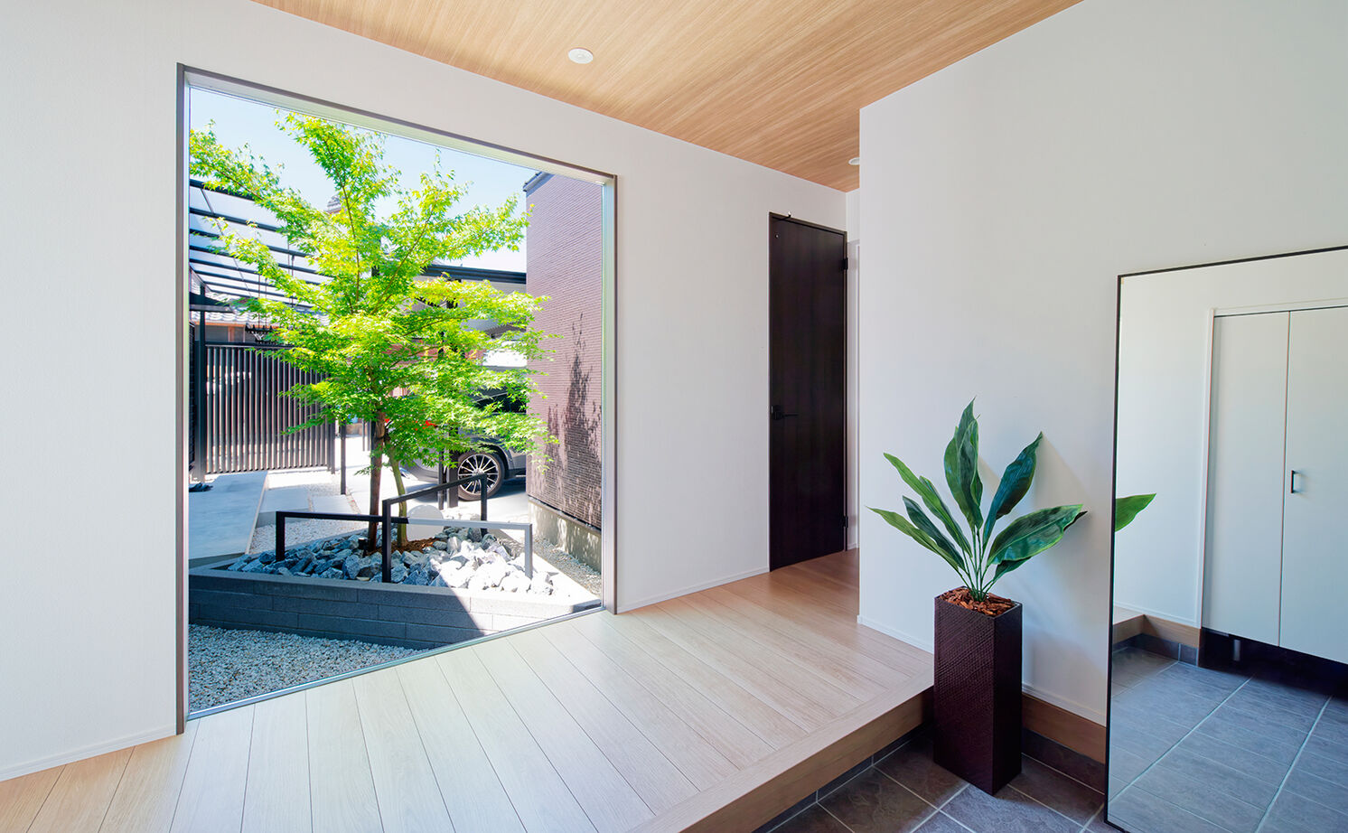 アサヒグローバルホーム 【2000万円台/間取り/40坪台/店舗併用住宅】「働く場」と「暮らす場」を中庭が繋ぐ家。26.3畳の大空間LDKの建築実例画像2