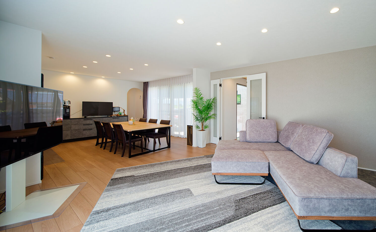 アサヒグローバルホーム 【2000万円台/間取り/40坪台/店舗併用住宅】「働く場」と「暮らす場」を中庭が繋ぐ家。26.3畳の大空間LDKの建築実例画像3