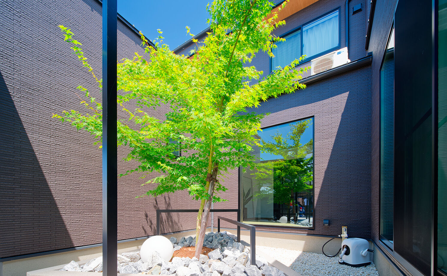 アサヒグローバルホーム 【2000万円台/間取り/40坪台/店舗併用住宅】「働く場」と「暮らす場」を中庭が繋ぐ家。26.3畳の大空間LDKの建築実例画像5