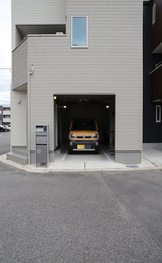 アサヒグローバルホーム 【2000万円台/30坪台/ガレージ/3階建て】狭小地に建てた3階建てビルドインガレージ住宅の建築実例画像2