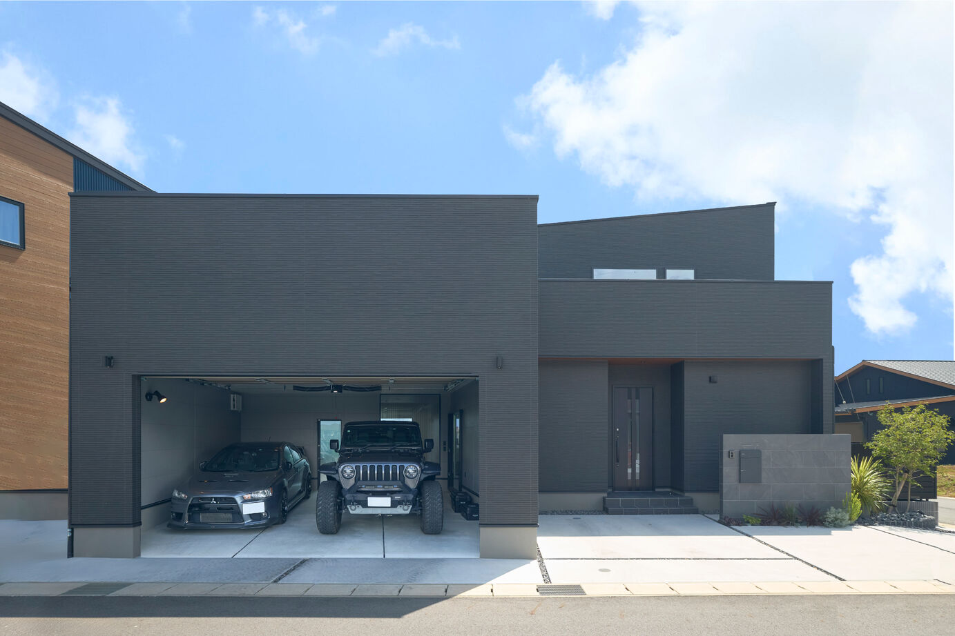 アサヒグローバルホーム 【西尾市/間取り/40坪台/ビルトインガレージ】大窓LDKから愛車を望む。快適デザインのホテルライクな家の建築実例画像1