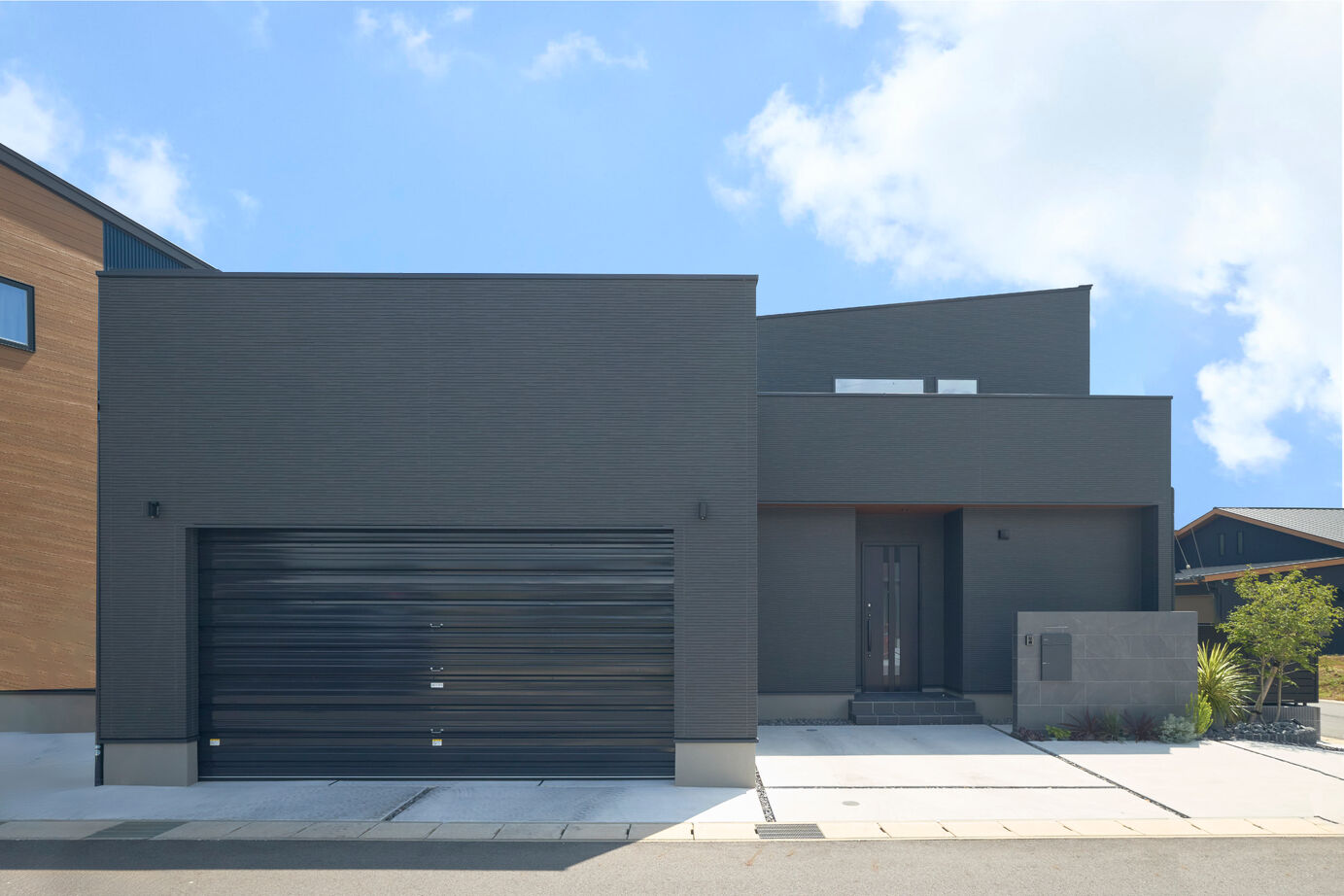 アサヒグローバルホーム 【西尾市/間取り/40坪台/ビルトインガレージ】大窓LDKから愛車を望む。快適デザインのホテルライクな家の建築実例画像2