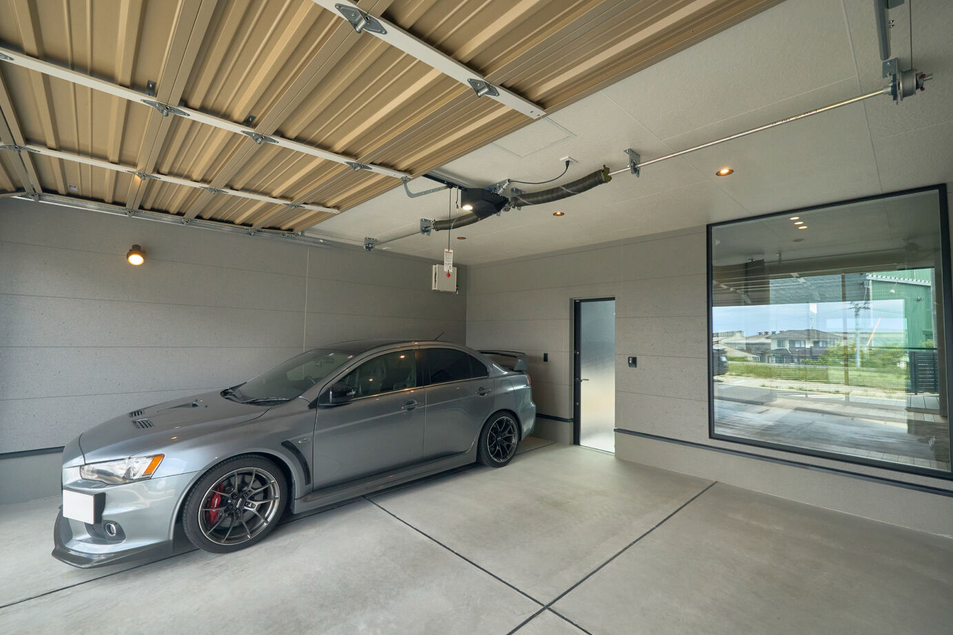 アサヒグローバルホーム 【西尾市/間取り/40坪台/ビルトインガレージ】大窓LDKから愛車を望む。快適デザインのホテルライクな家の建築実例画像3