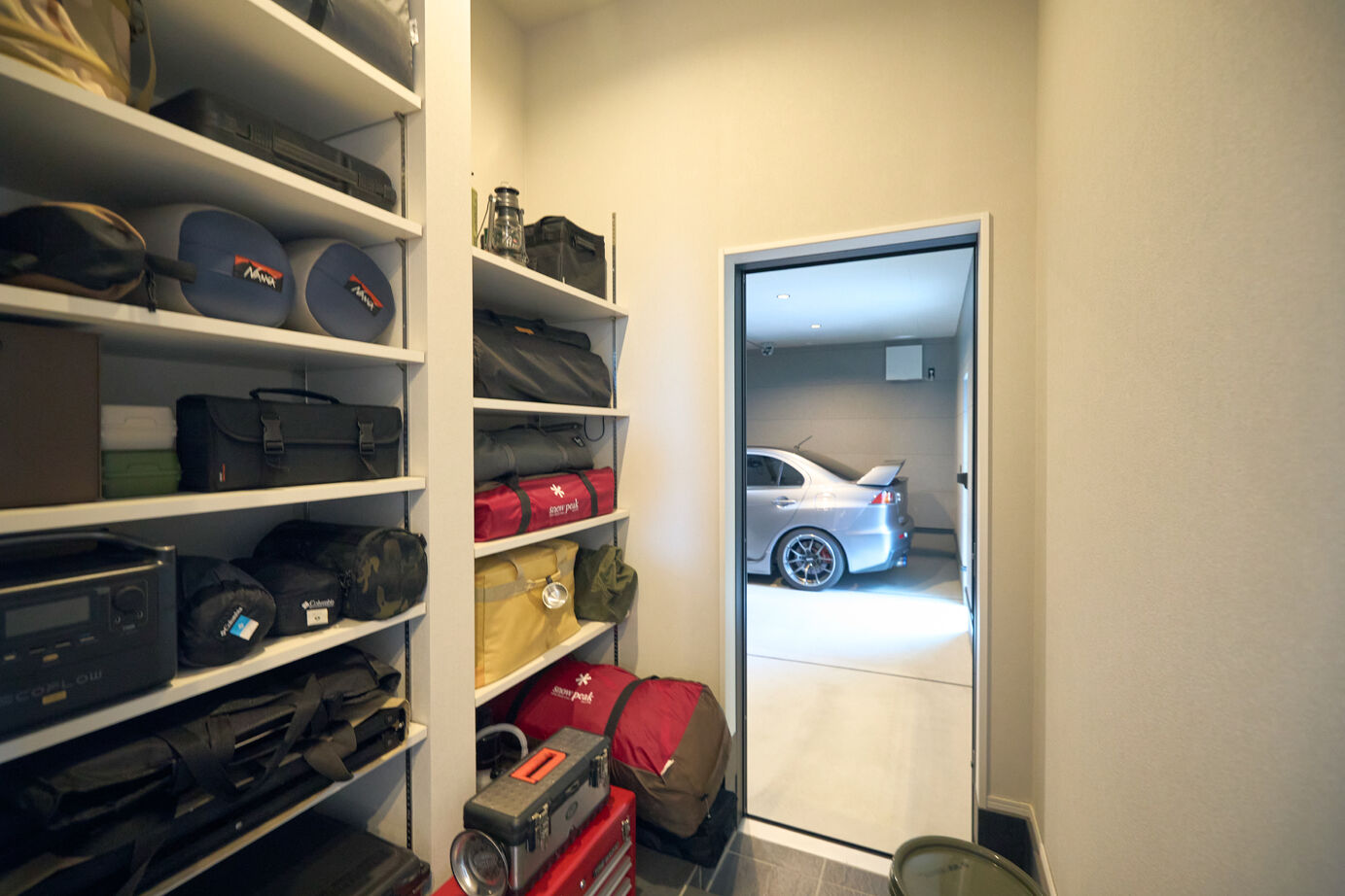 アサヒグローバルホーム 【西尾市/間取り/40坪台/ビルトインガレージ】大窓LDKから愛車を望む。快適デザインのホテルライクな家の建築実例画像4