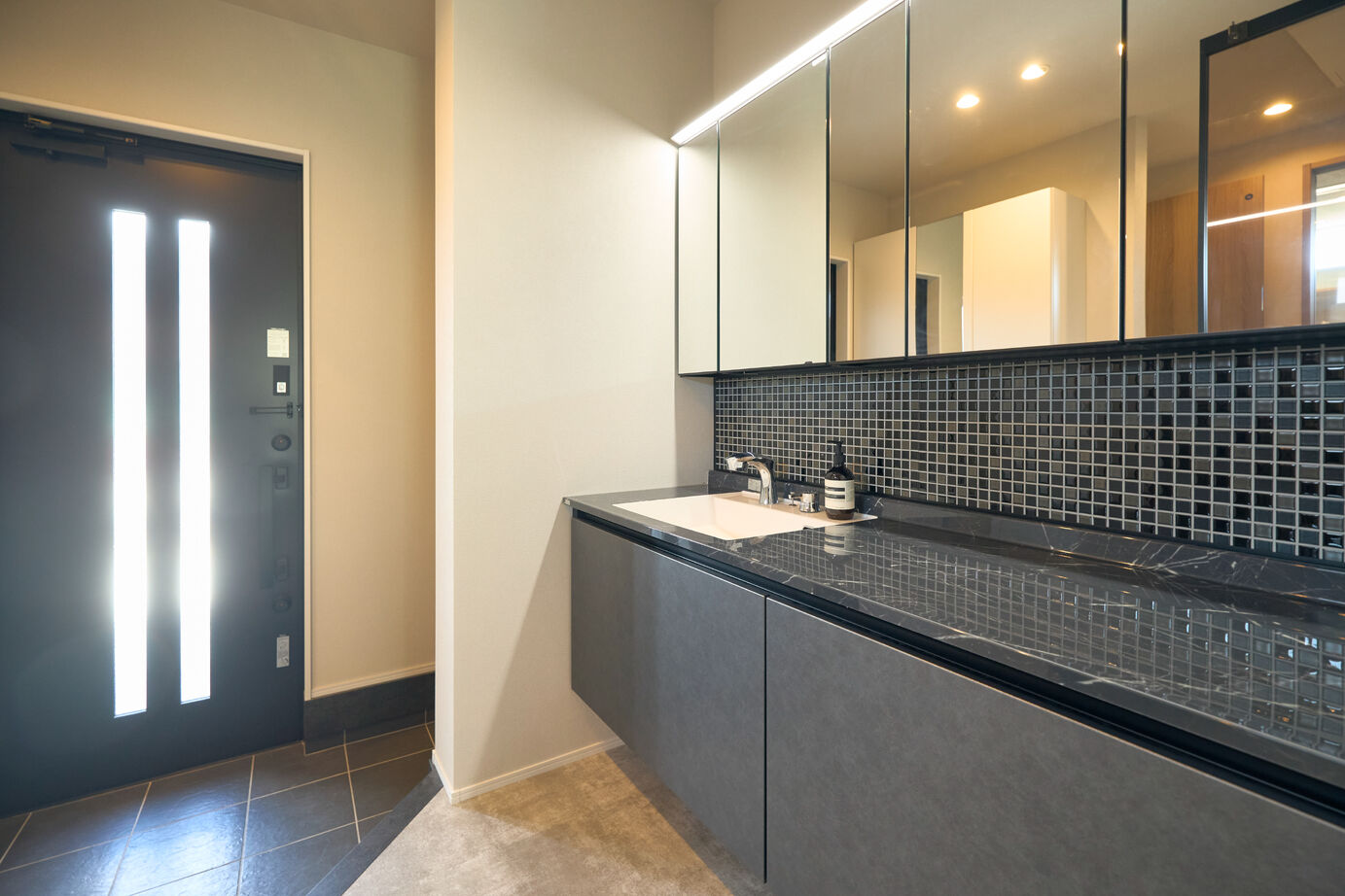 アサヒグローバルホーム 【西尾市/間取り/40坪台/ビルトインガレージ】大窓LDKから愛車を望む。快適デザインのホテルライクな家の建築実例画像5