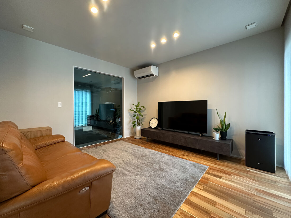 アサヒグローバルホーム 【西尾市/間取り/40坪台/ビルトインガレージ】大窓LDKから愛車を望む。快適デザインのホテルライクな家の建築実例画像6