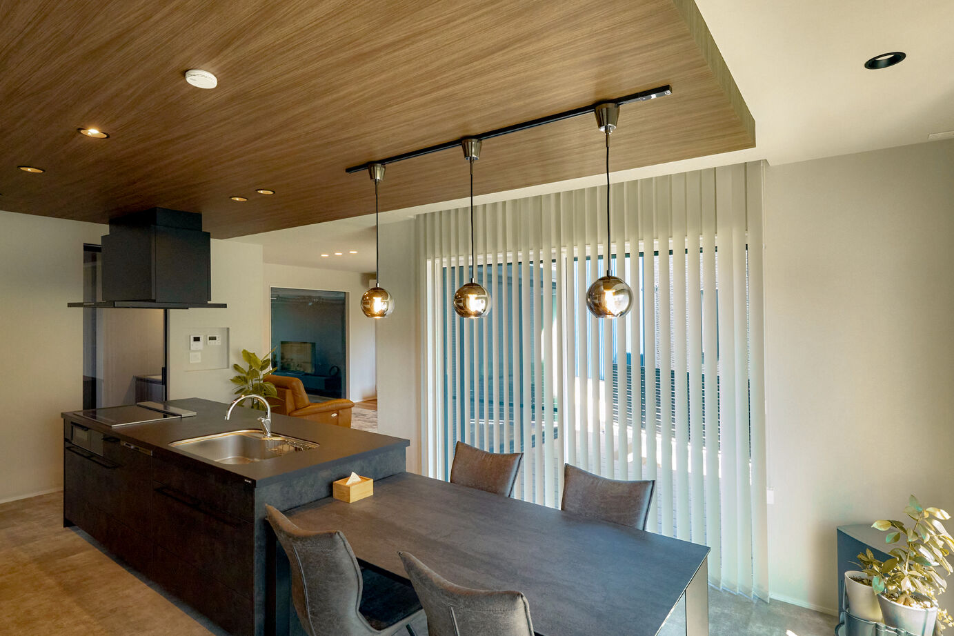 アサヒグローバルホーム 【西尾市/間取り/40坪台/ビルトインガレージ】大窓LDKから愛車を望む。快適デザインのホテルライクな家の建築実例画像7