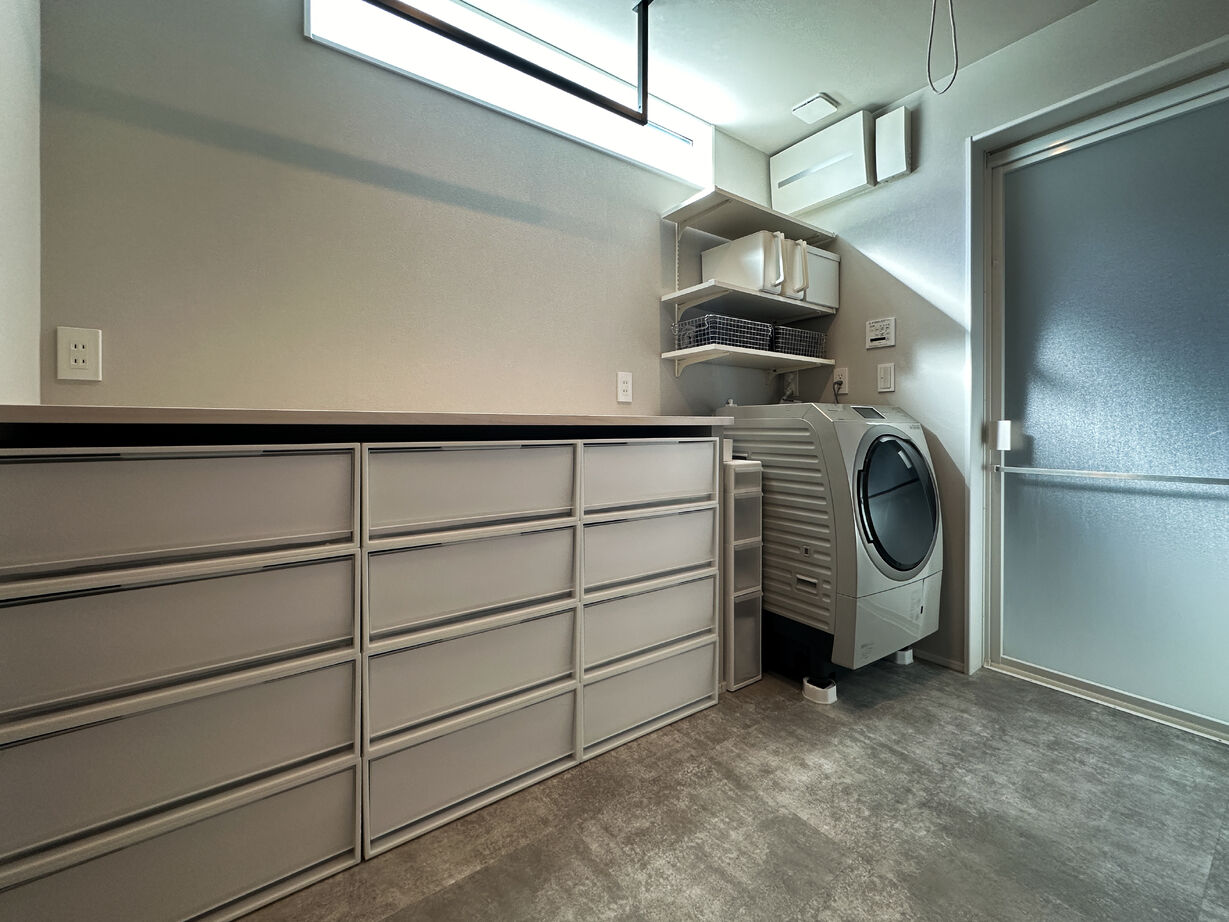 アサヒグローバルホーム 【西尾市/間取り/40坪台/ビルトインガレージ】大窓LDKから愛車を望む。快適デザインのホテルライクな家の建築実例画像9