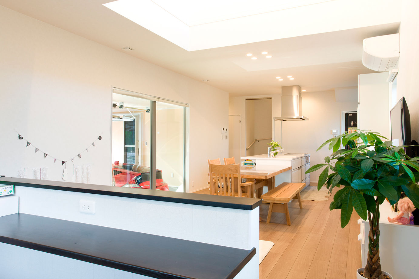 アサヒグローバルホーム 【1000万円台/間取り/ビルトインガレージ/バルコニー】2階の子どものピアノ演奏を吹抜けリビングで聴ける家の建築実例画像2