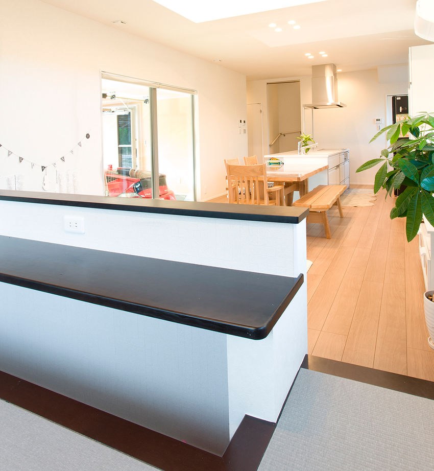 アサヒグローバルホーム 【1000万円台/間取り/ビルトインガレージ/バルコニー】2階の子どものピアノ演奏を吹抜けリビングで聴ける家の建築実例画像3