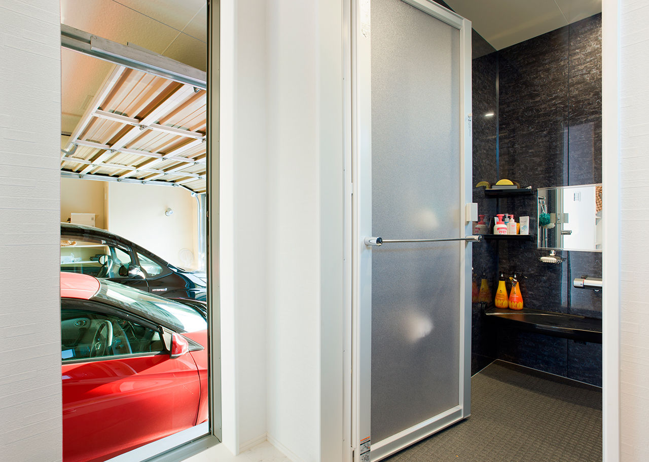 アサヒグローバルホーム 【1000万円台/間取り/ビルトインガレージ/バルコニー】2階の子どものピアノ演奏を吹抜けリビングで聴ける家の建築実例画像5