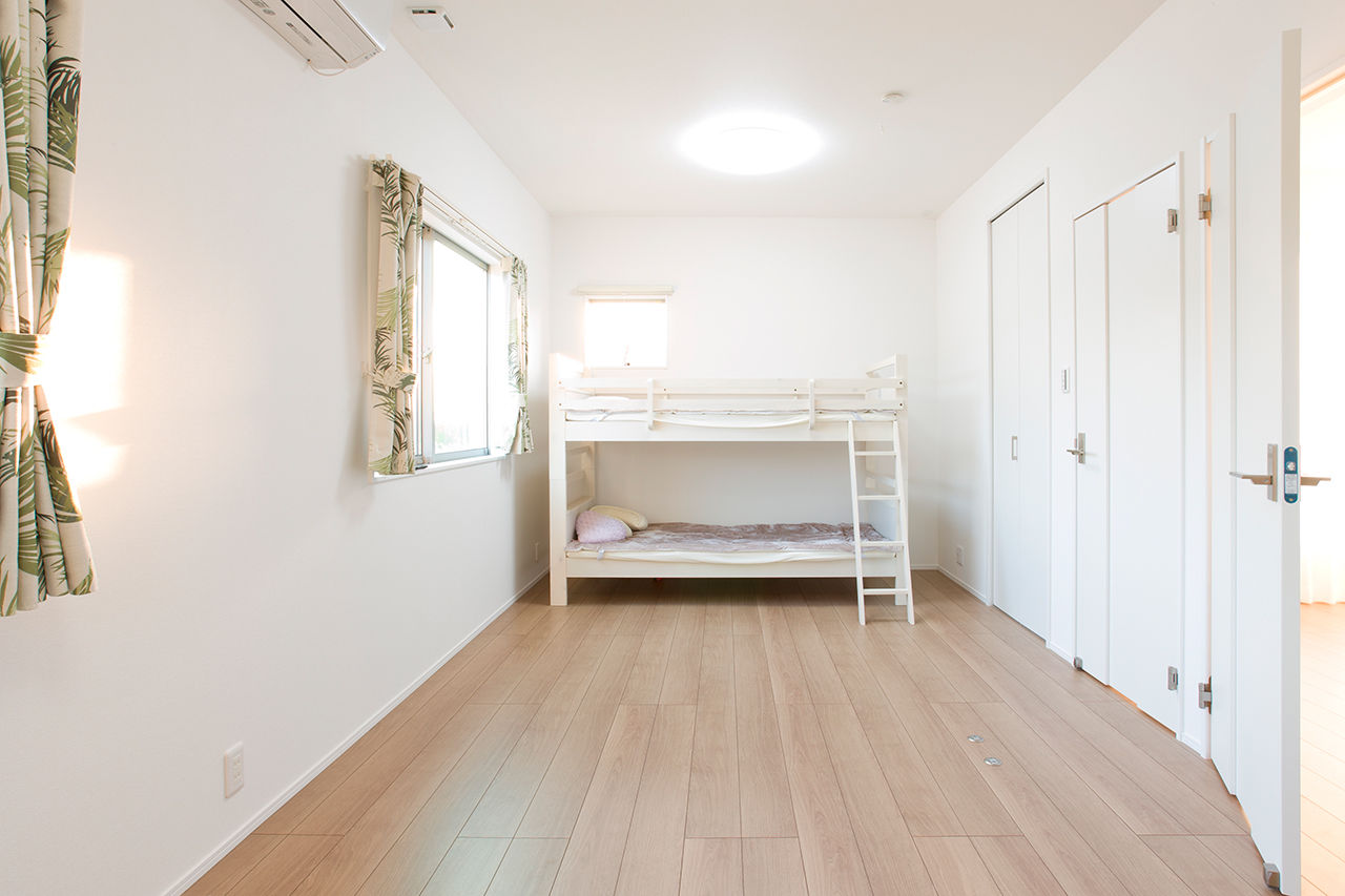 アサヒグローバルホーム 【1000万円台/間取り/ビルトインガレージ/バルコニー】2階の子どものピアノ演奏を吹抜けリビングで聴ける家の建築実例画像6