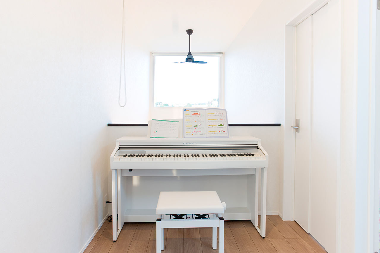 アサヒグローバルホーム 【1000万円台/間取り/ビルトインガレージ/バルコニー】2階の子どものピアノ演奏を吹抜けリビングで聴ける家の建築実例画像7