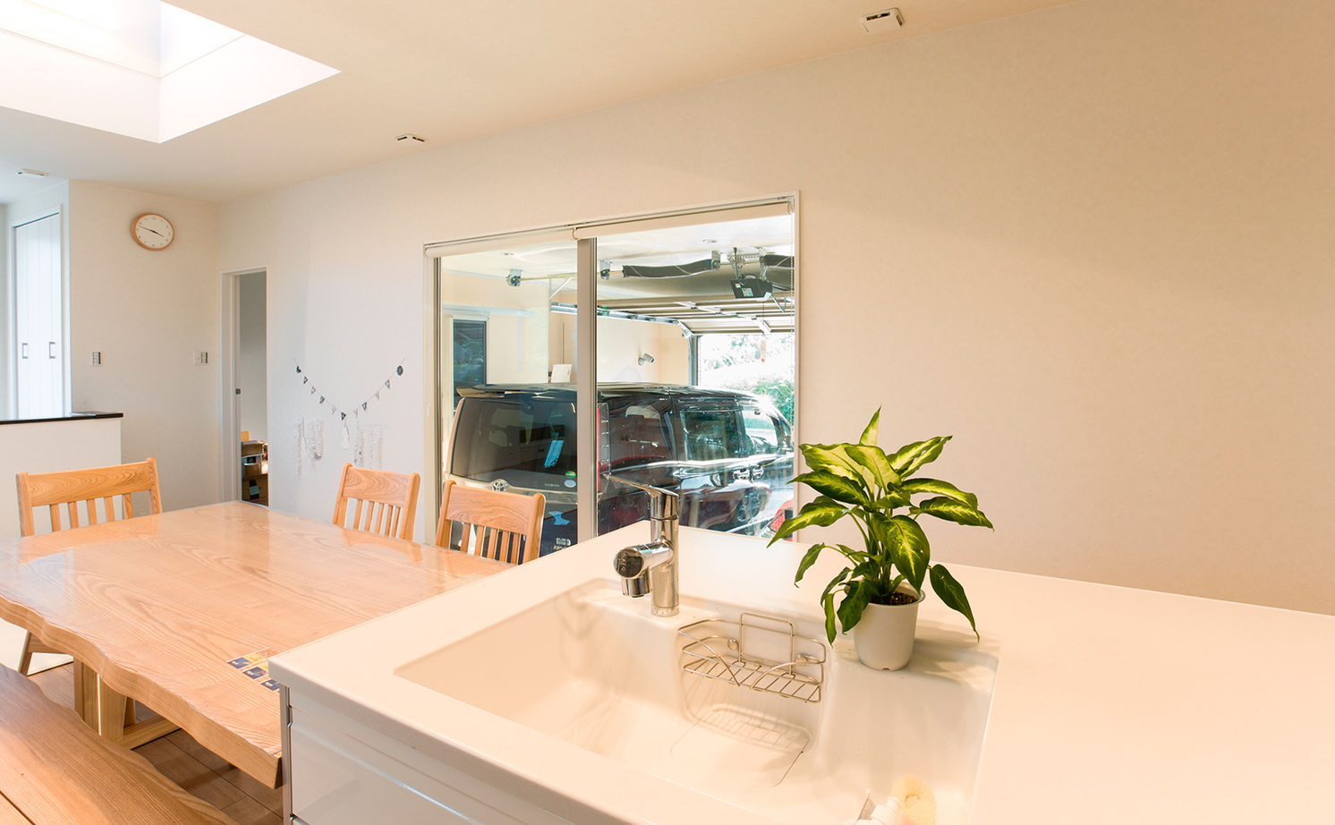 アサヒグローバルホーム 【1000万円台/間取り/ビルトインガレージ/バルコニー】2階の子どものピアノ演奏を吹抜けリビングで聴ける家の建築実例画像13