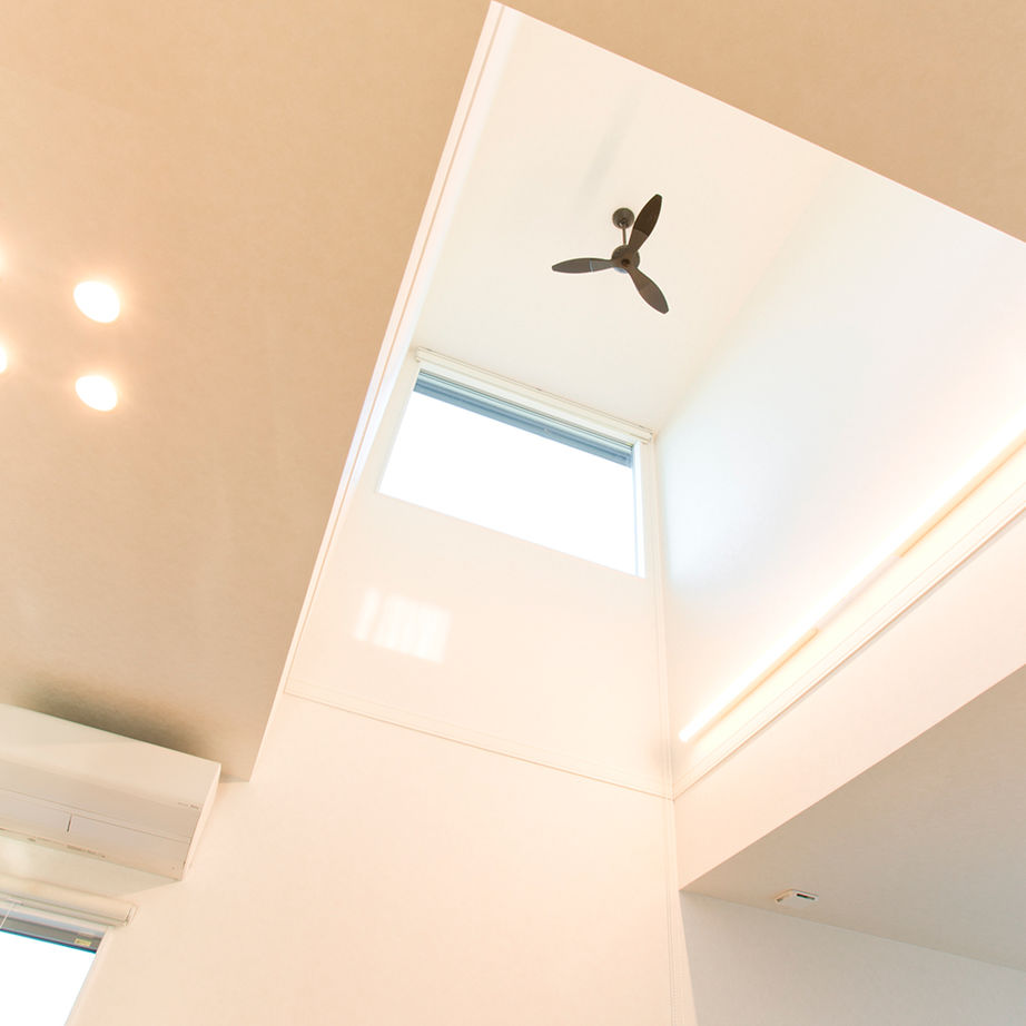 アサヒグローバルホーム 【1000万円台/間取り/ビルトインガレージ/バルコニー】2階の子どものピアノ演奏を吹抜けリビングで聴ける家の建築実例画像14