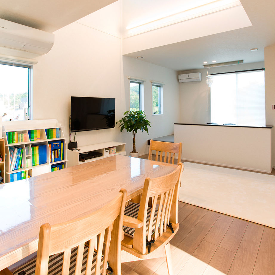 アサヒグローバルホーム 【1000万円台/間取り/ビルトインガレージ/バルコニー】2階の子どものピアノ演奏を吹抜けリビングで聴ける家の建築実例画像15