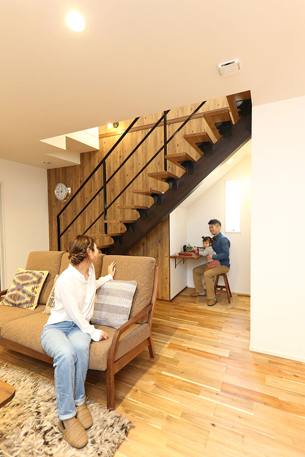 アサヒグローバルホーム 【2000万円台/間取り/30坪台/ガルバリウム外観/モダン】木目×アイアン×吹抜け　木の温もり感じる開放的な家の建築実例画像3