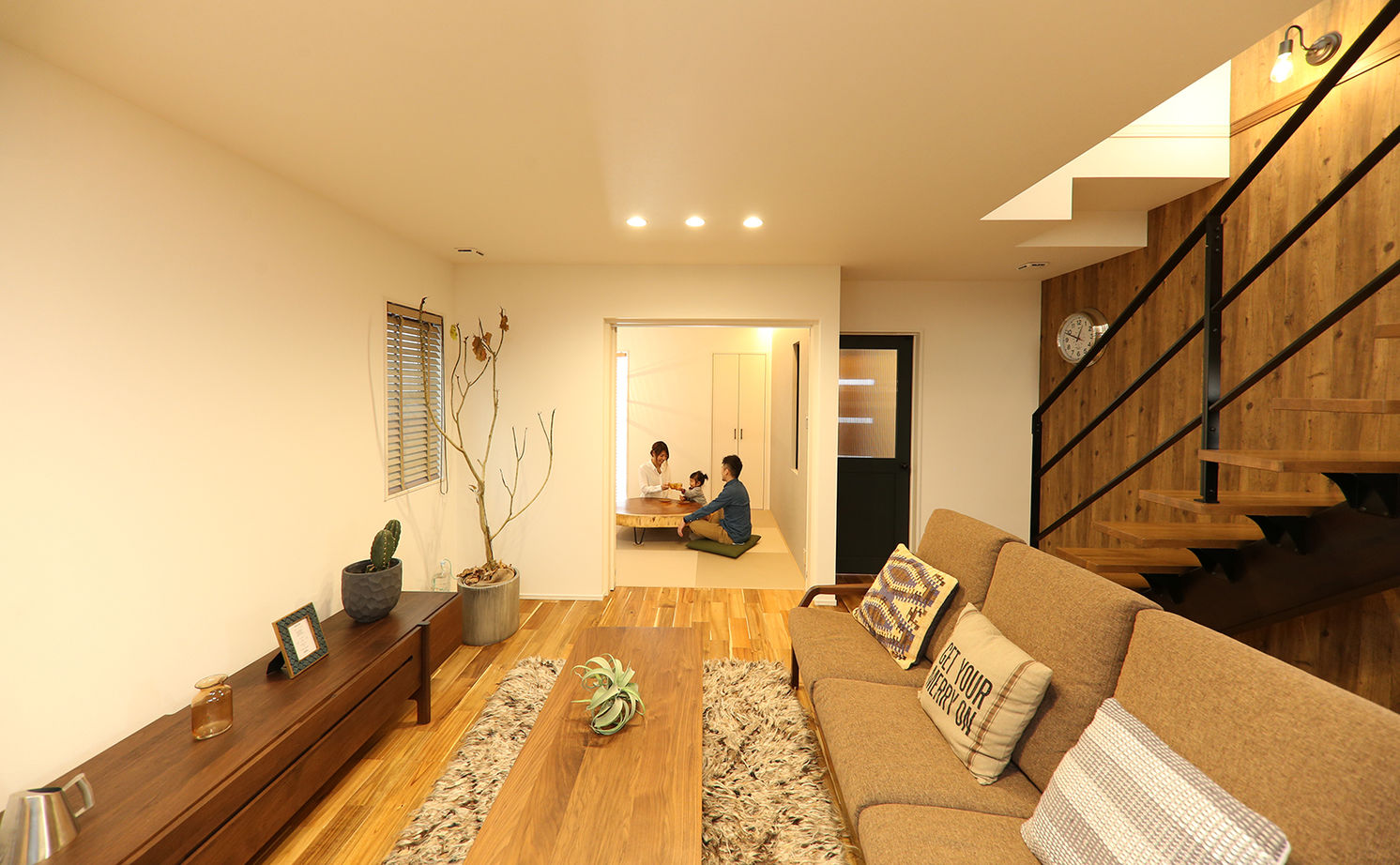 アサヒグローバルホーム 【2000万円台/間取り/30坪台/ガルバリウム外観/モダン】木目×アイアン×吹抜け　木の温もり感じる開放的な家の建築実例画像5