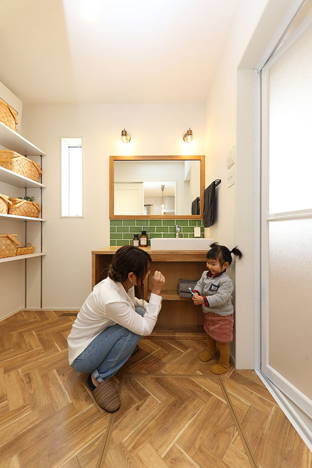 アサヒグローバルホーム 【2000万円台/間取り/30坪台/ガルバリウム外観/モダン】木目×アイアン×吹抜け　木の温もり感じる開放的な家の建築実例画像7