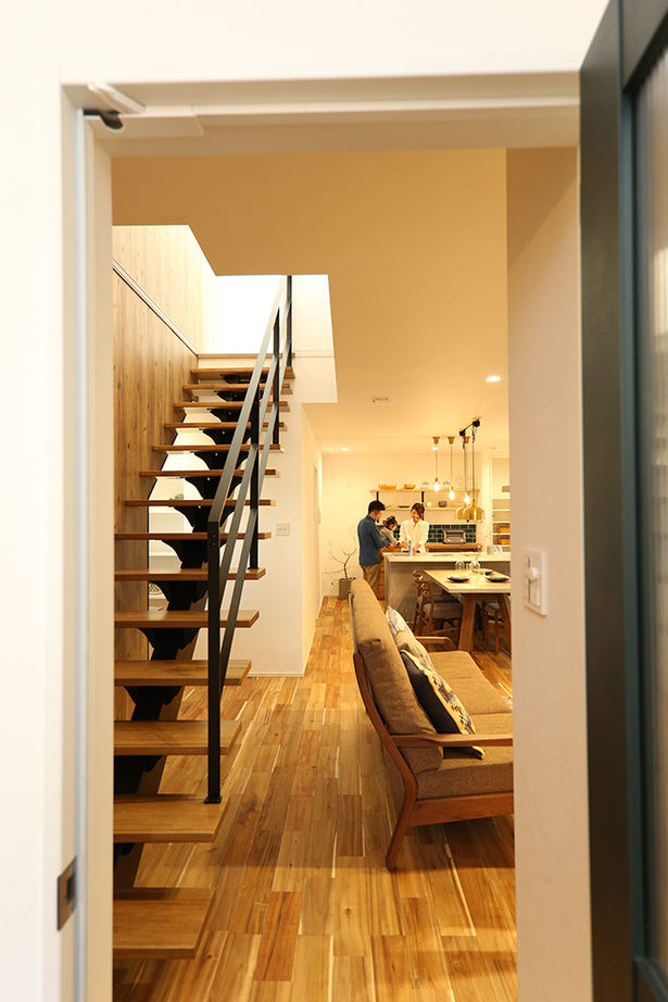 アサヒグローバルホーム 【2000万円台/間取り/30坪台/ガルバリウム外観/モダン】木目×アイアン×吹抜け　木の温もり感じる開放的な家の建築実例画像12