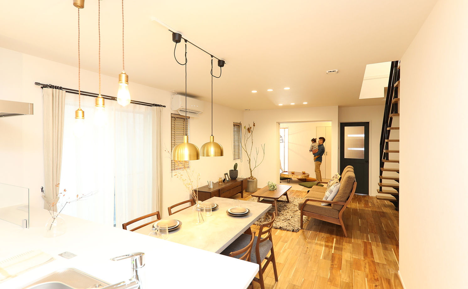 アサヒグローバルホーム 【2000万円台/間取り/30坪台/ガルバリウム外観/モダン】木目×アイアン×吹抜け　木の温もり感じる開放的な家の建築実例画像14