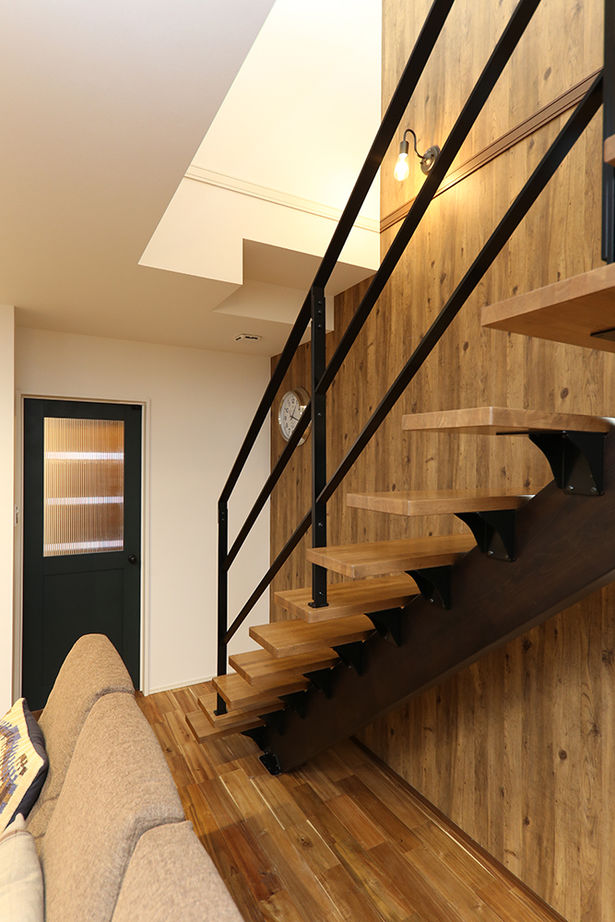 アサヒグローバルホーム 【2000万円台/間取り/30坪台/ガルバリウム外観/モダン】木目×アイアン×吹抜け　木の温もり感じる開放的な家の建築実例画像15