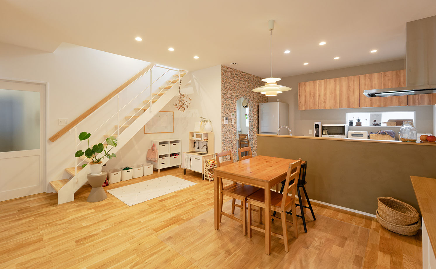 アサヒグローバルホーム 【1000万円台/間取り/30坪台/グレー外観/土間】充実仕様が決め手！1階で洗濯～片付け完結。家事時間1/2の家の建築実例画像2